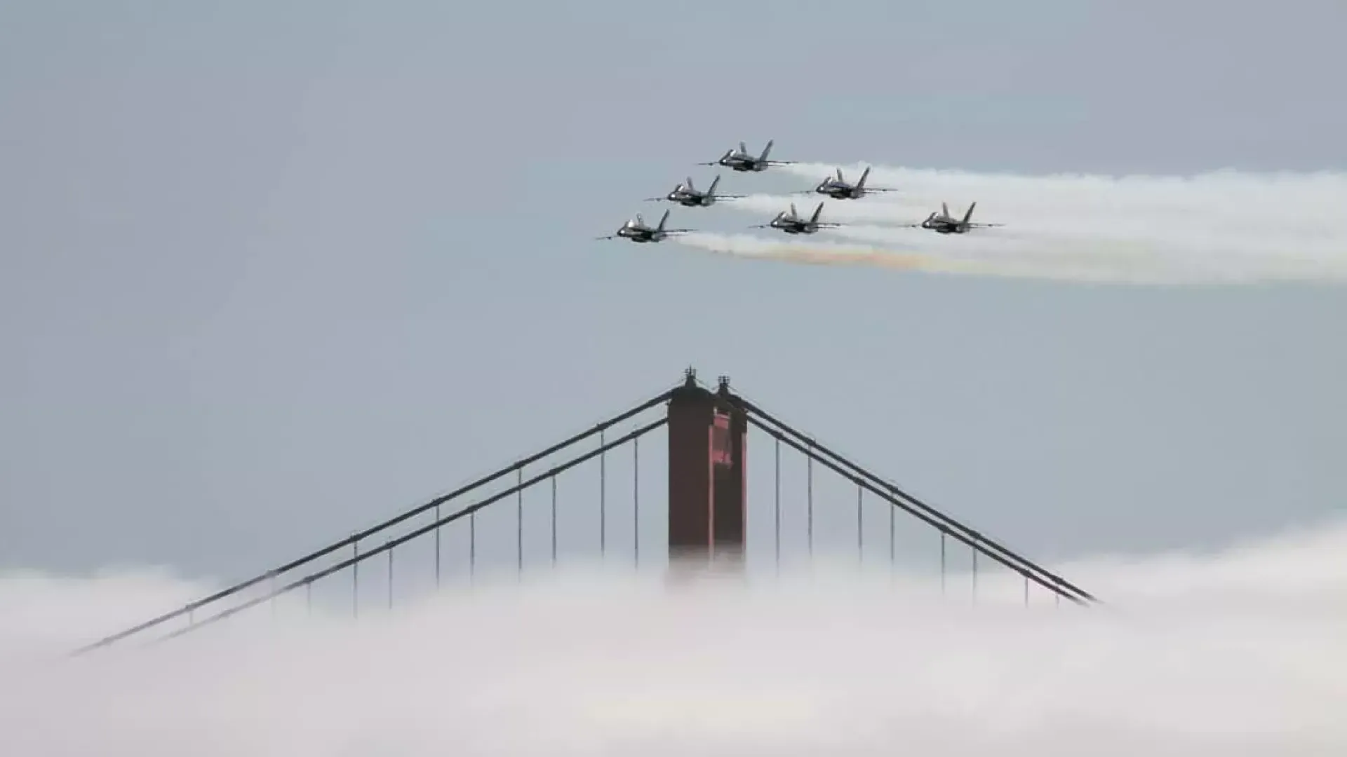 Blue Angels sobre a Ponte Golden Gate