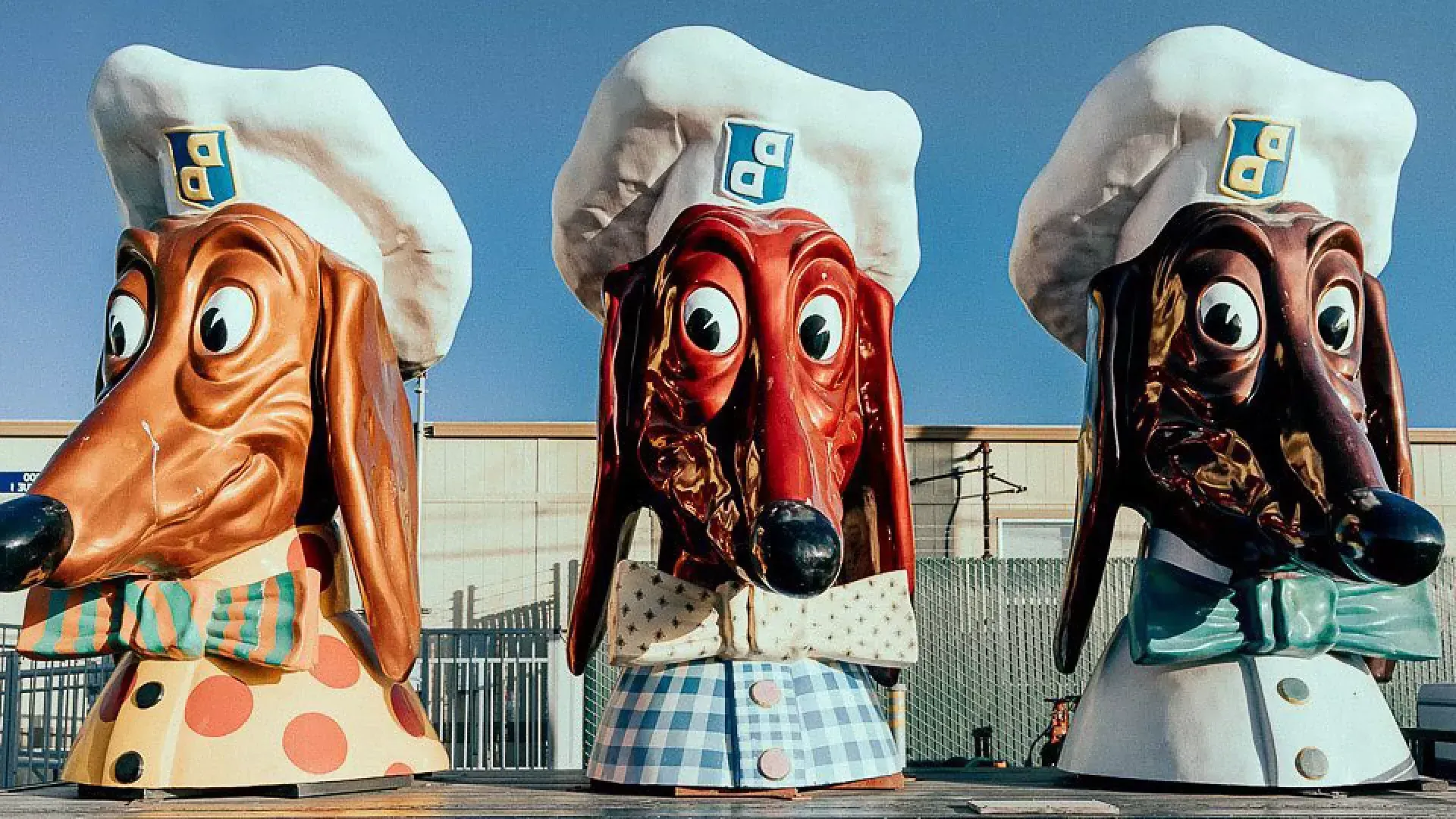 Tres de las famosas cabezas de Doggie Diner en exhibición.