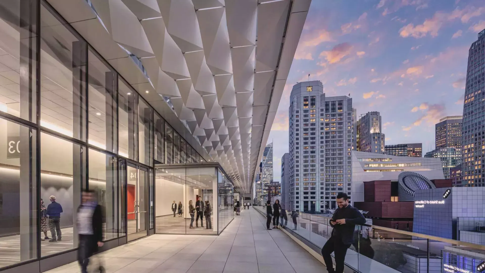 Les participants à la réunion se lèvent et se promènent sur un balcon du Moscone Center South à San Francisco.