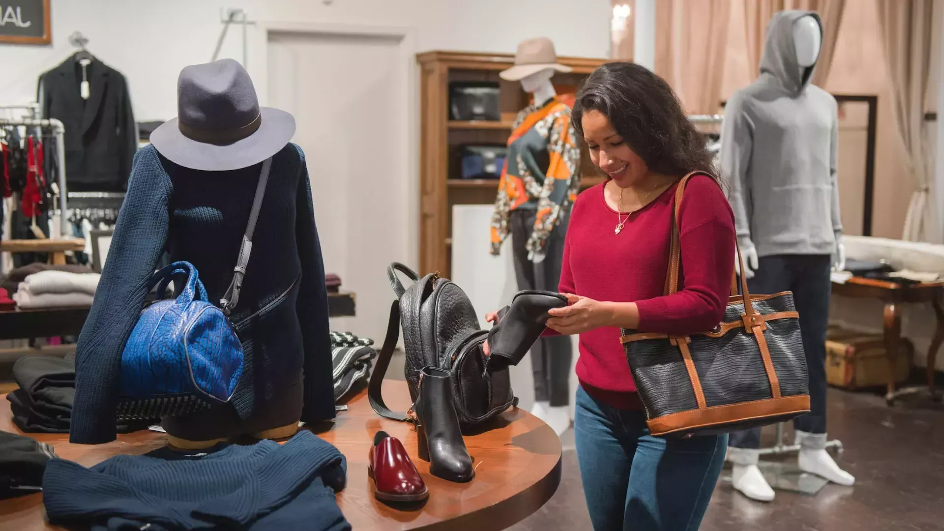 Uma mulher faz compras em uma boutique de São Francisco.