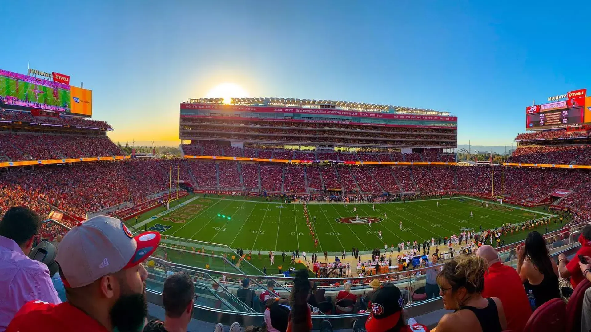 Vista do campo de futebol d李维斯体育场 在圣克拉拉, 加州, casa do San Francisco 49ers.