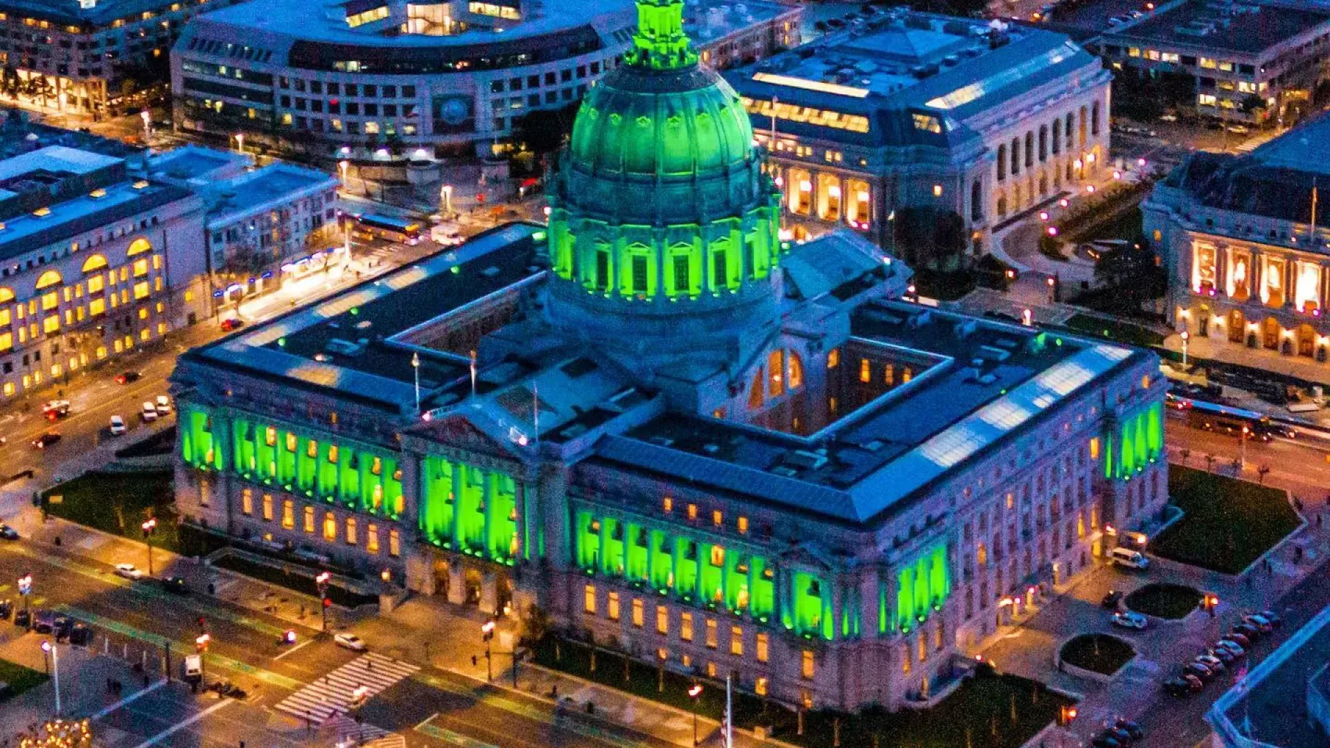 El Ayuntamiento se iluminó por el Día de San Patricio