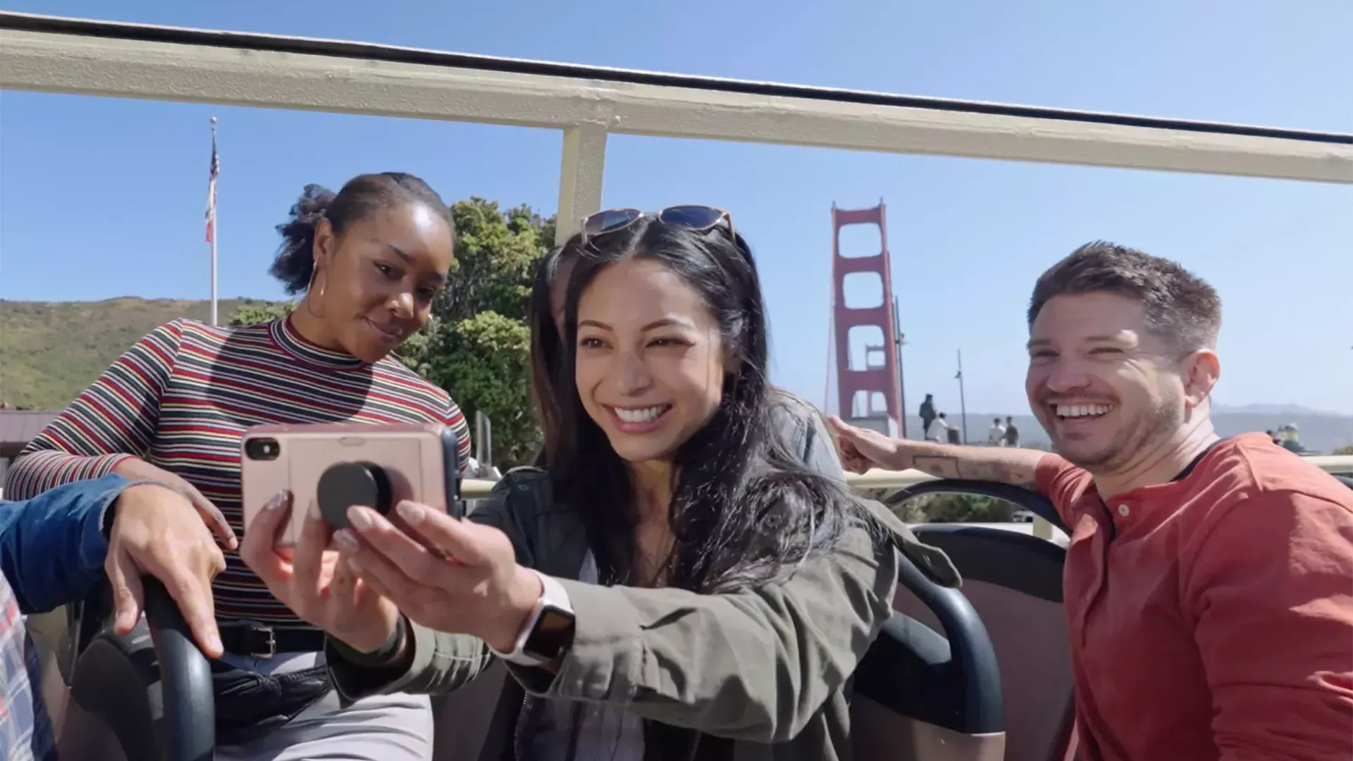 Un groupe de visiteurs prend un selfie lors d'une visite en bus près du Golden Gate Bridge. San Francisco, Californie.