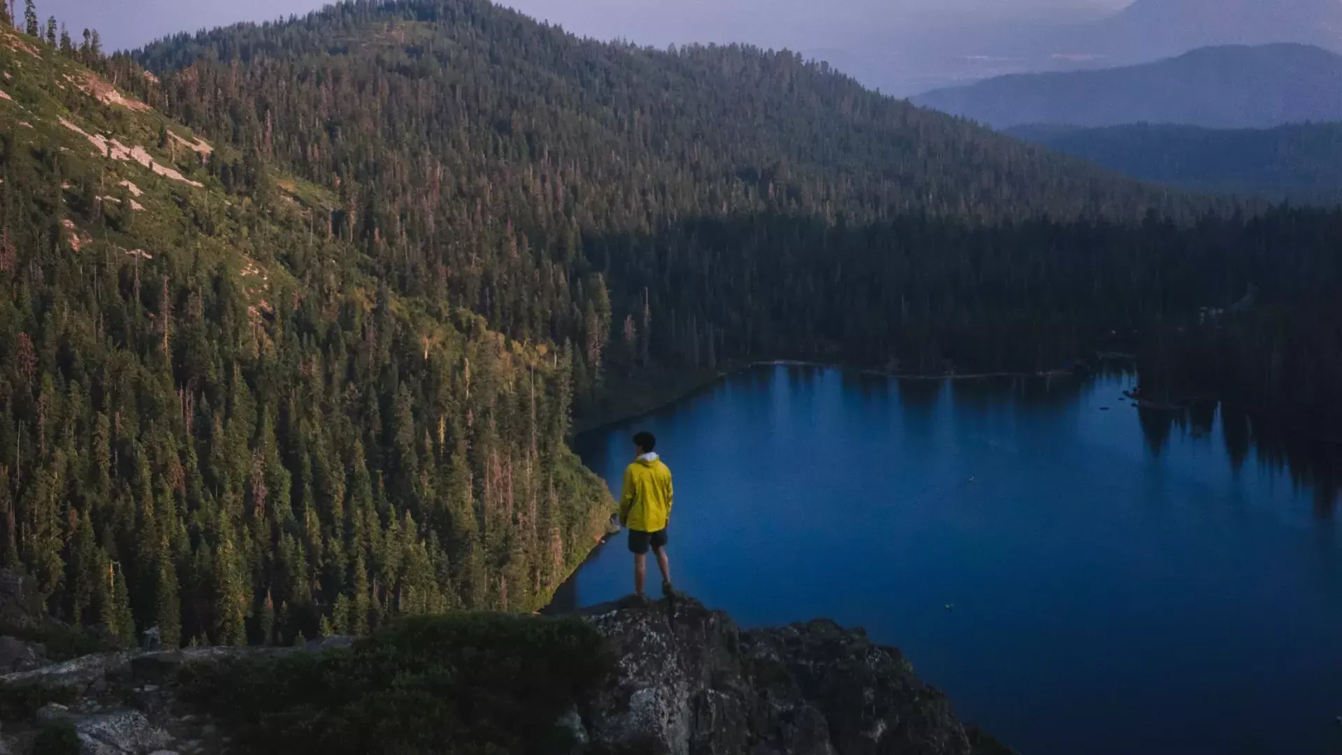 Escursionista nella regione del Monte Shasta