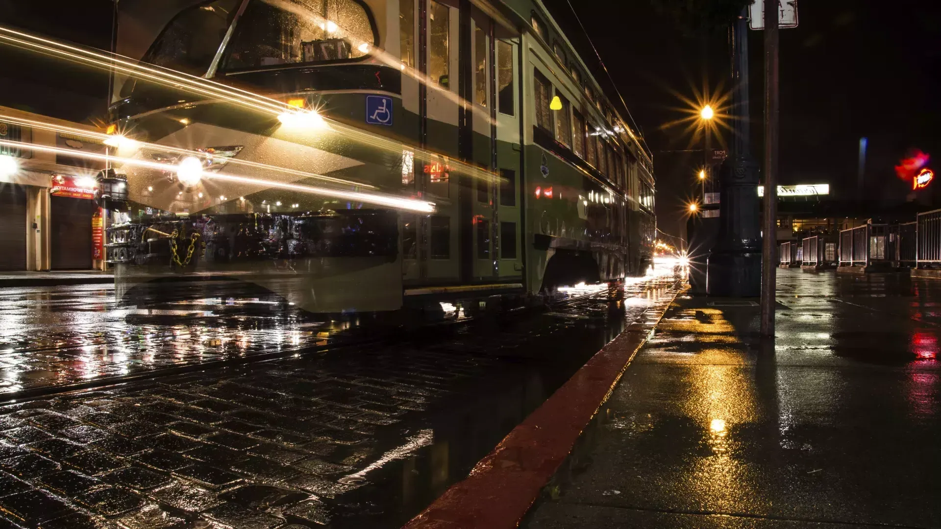 Bonde à noite na chuva