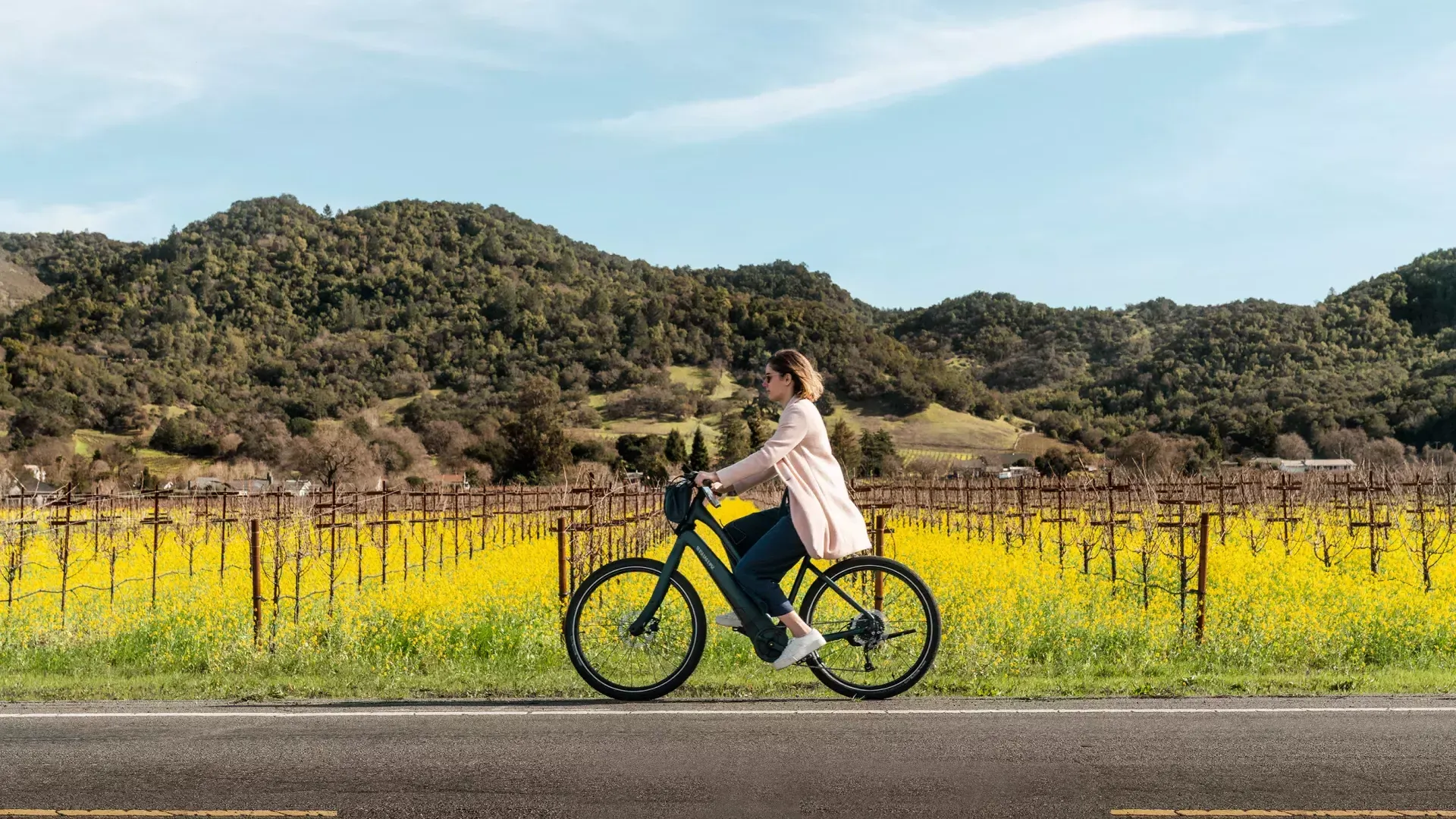 Mujer andando en bicicleta en Napa.