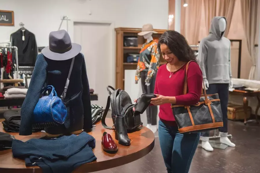 Una mujer compra en una boutique de San Francisco.