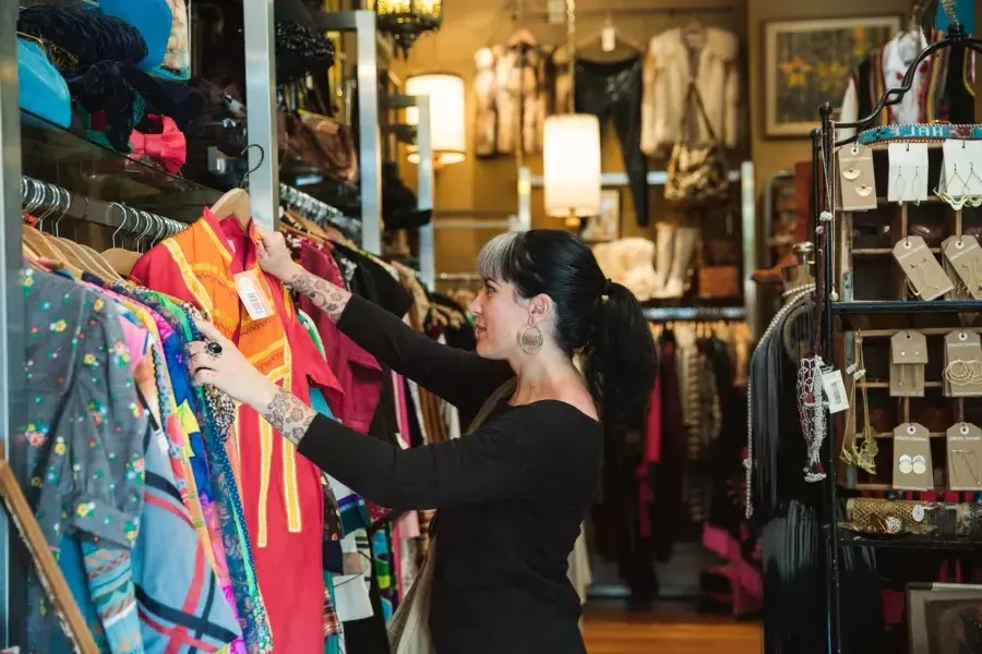 Una donna fa acquisti in una boutique di San Francisco.