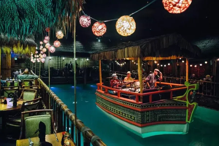 La house band suona nella laguna della famosissima Tonga Room del Fairmont酒店 di San Francisco.