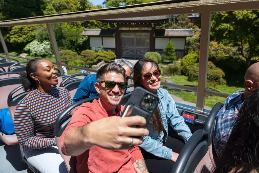 Homme prenant un selfie lors d’un Big Bus Tour