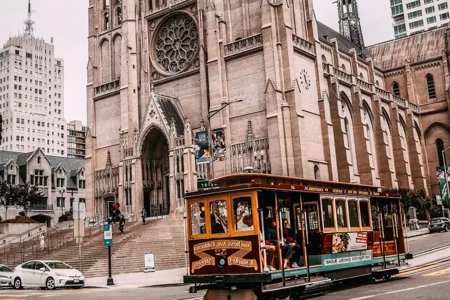 Teleférico pasando por la Catedral de Gracia