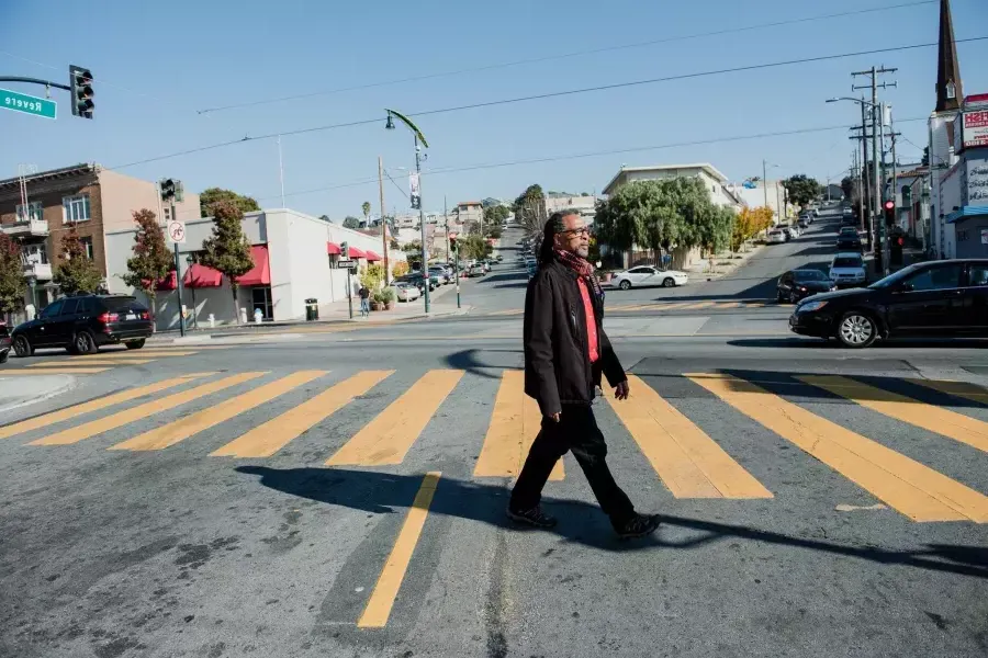 罗恩·莫尔特里·桑德斯 walking on the street.