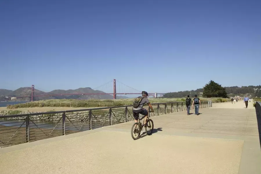 一个人骑着自行车沿着一条小路在克里西菲尔德. San Francisco, California.