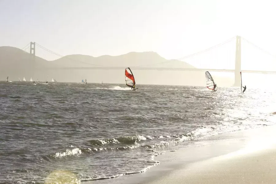 Windsurfer in der San Francisco Bay direkt vor Crissy Field.