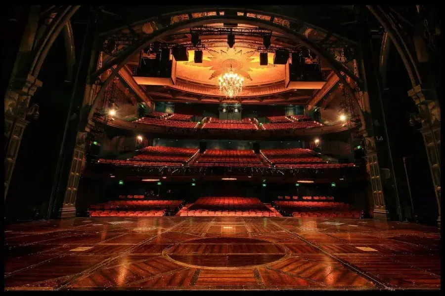 Interior of the 伦 的ater as seen from the stage. San 弗朗西斯co, California.