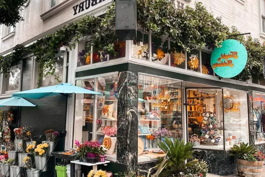 Ein Eckladen in Haight-Ashbury mit ausgestellten Artikeln.