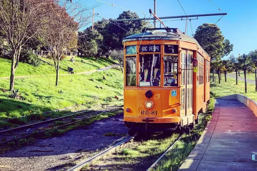 O histórico bonde laranja da Linha F percorre uma pista no bairro de 卡斯特罗。, 在贝博体彩app.