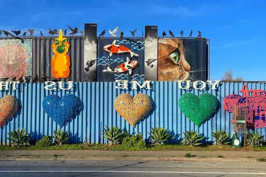 Kunstwerke und Wandgemälde im Stadtteil Bayview in San Francisco.