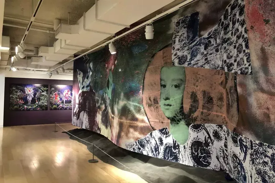 A large-scale mural is on view in an exhibit room of the 散居非洲人博物馆. 贝博体彩app，加利福尼亚.