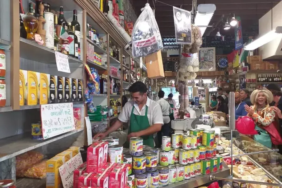 Dentro de un mercado de comida italiana en el barrio 北海滩 de San Francisco.