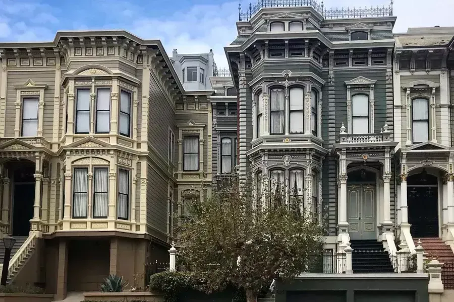 Une rangée de maisons victoriennes ornées dans une rue de Pacific Heights. 贝博体彩app，加利福尼亚州.