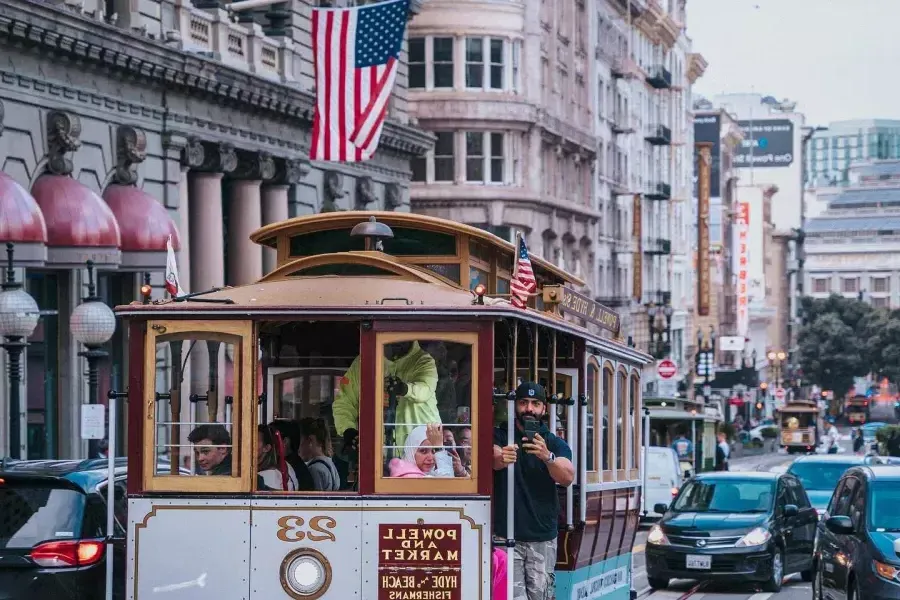 A cable car approaches the camera in Union Square. San 弗朗西斯co, California.