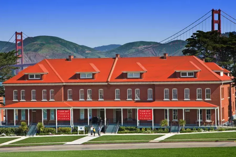 Das Walt Disney Family Museum ist in einer Reihe ehemaliger Kasernen aus rotem Backstein untergebracht und befindet sich vor der Golden Gate Bridge. San Francisco, Kalifornien.