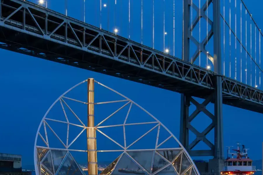 Image de l'installation artistique BOW à côté des lumières de la baie