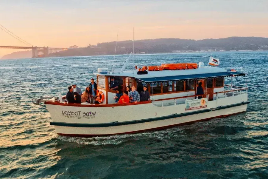 Weintherapie-Boot in der Bucht von San Francisco. 