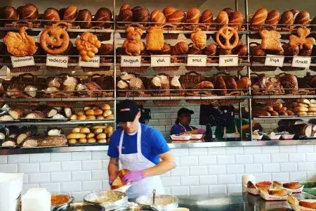 Bäcker backen Sauerteigbrot in der Boudin Bakery in San Francisco.