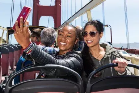 Friends taking selfies on the 金门大桥