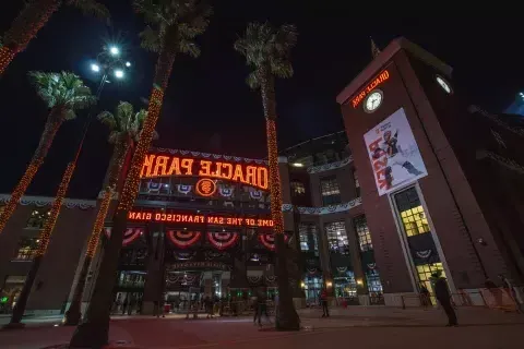 Entrada do Oracle Park Willie Mays Plaza