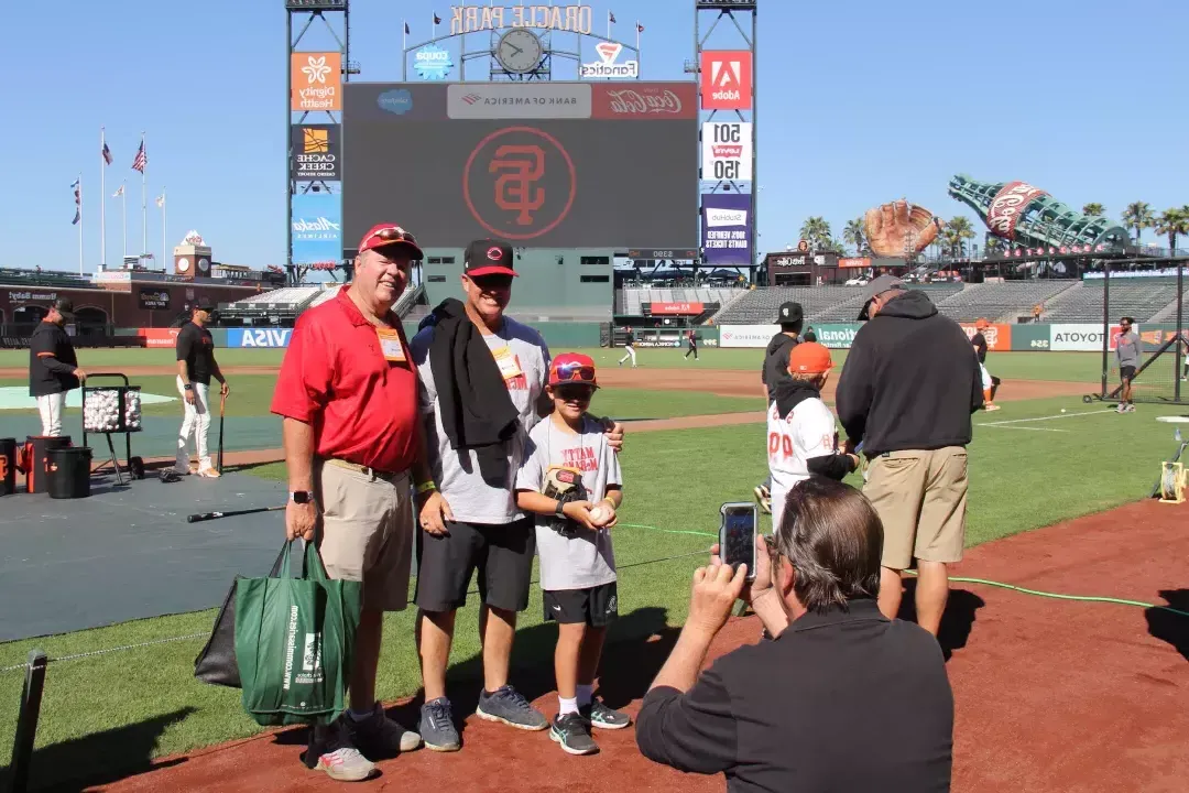 I visitatori si fanno fotografare sul campo dell'Oracle Park.