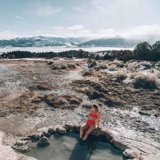 Uma mulher relaxa em fontes termais naturais além de São Francisco.