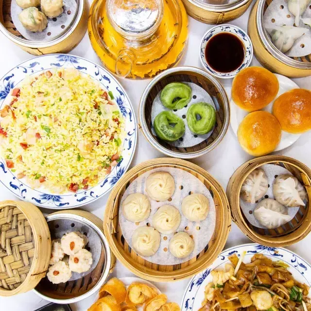 Una variedad de platos de dim sum en el restaurante Yank Sing de San Francisco.