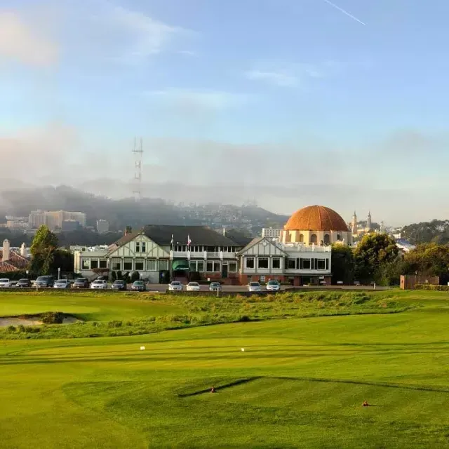 The greens of the Presidio Golf Course shine on a sunny 贝博体彩app day.