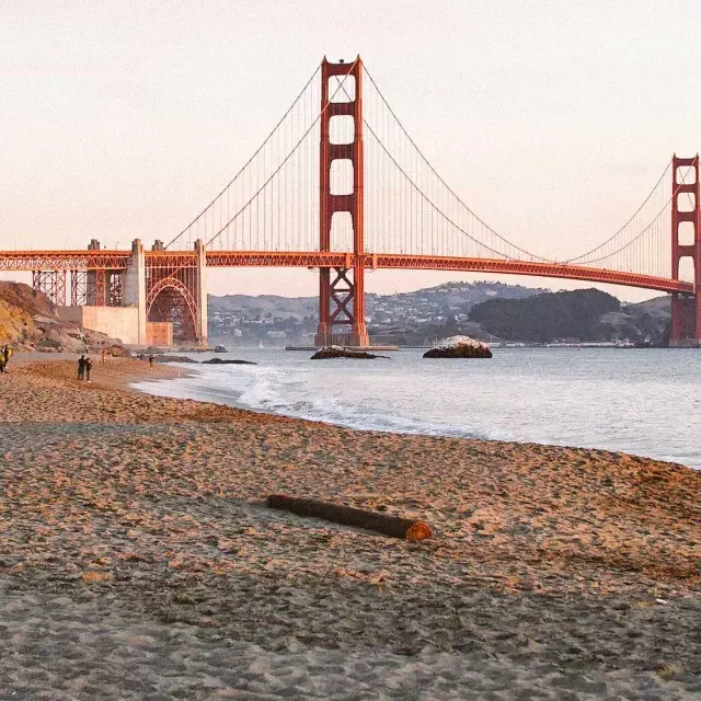 Abgebildet ist San Franciscos Baker Beach mit der Golden Gate Bridge im Hintergrund.