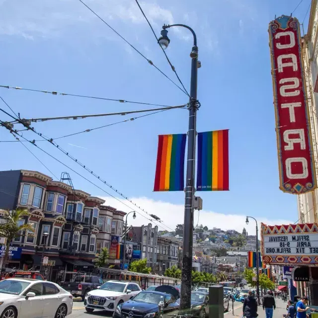 卡斯特罗区, 在贝博体彩app, com a placa do Teatro Castro e bandeiras arco-íris em primeiro plano.