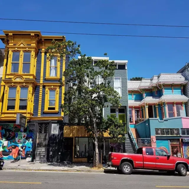 View of colorful buildings 在海特街reet with cars parked along the street. 贝博体彩app，加利福尼亚.